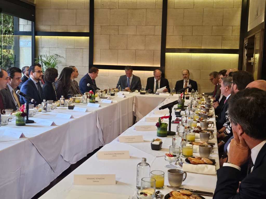 O vice-presidente Geraldo Alckmin em encontro com empresários na Cidade do México nesta quinta-feira, 27