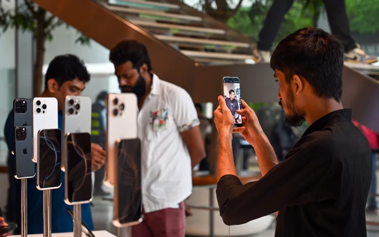 Apple cresceu 3% em relação ao primeiro semestre de 2024, mas sua participação no mercado caiu de 65% para 62%, já que outras marcas cresceram mais rapidamente (Raju Shinde/Hindustan Times/Getty Images)