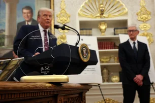 Apple presenteia Trump com escultura de vidro e ouro 24k 'made in the US'