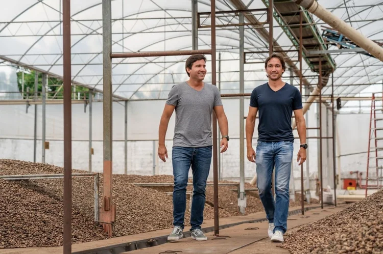 Felipe e Rodrigo Carvalho, CEOs do grupo Positive Co: “Esse crescimento não vem só de aumento de venda do leite. Vem da criação de novas categorias” (A Tal da Castanha/Divulgação)