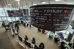 Bolsas globais operam no vermelho com tarifaço de Trump e quedas nas big techs