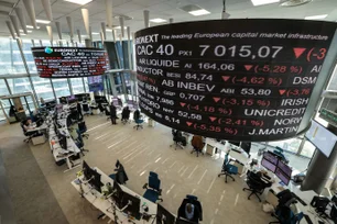 Imagem referente à matéria: Bolsas globais operam no vermelho com tarifaço de Trump e quedas nas big techs