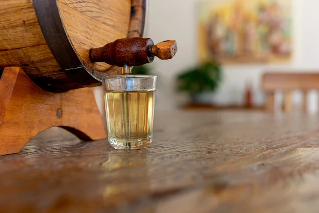 Imagem referente à notícia: Cachaça brasileira vai perder R$ 2,7 milhões com tarifaço; pequeno produtor é o mais atingido