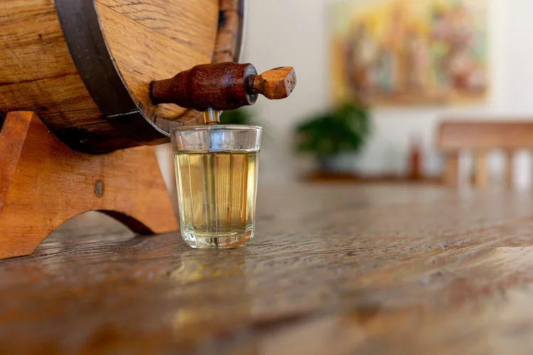 Cachaça: Em 2024, os embarques de cachaça geraram US$ 14,5 milhões, sendo cerca de US$ 3,5 milhões destinados aos EUA (Freepik)