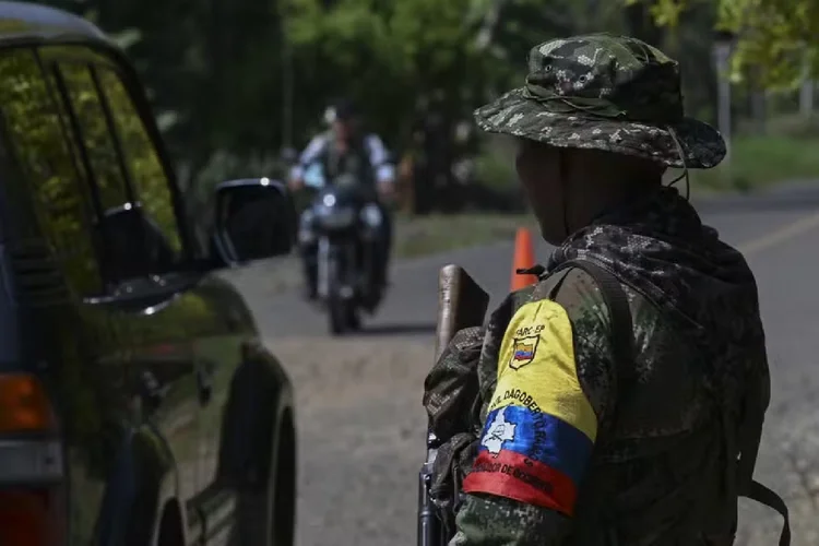 Um dissidente da guerrilha das Farc fica de guarda num posto de controle na Colômbia  ( Joaquin Sarmiento/AFP)