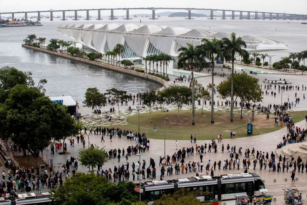 O Rio Innovation Week 2025 ocupa 75 mil metros quadrados no Pier Mauá, incluindo dois navios ancorados na zona portuária do Rio de Janeiro, entre eles o porta-aviões NAM Atlântico.