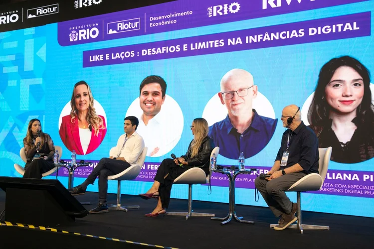 Gabriela Lusquinhos, Renan Ferreirinha e Daniel Becker participam do painel ‘Like e laços: desafios e limites na infância digital’, mediado por Juliana Pio no Rio Innovation Week, que debateu regulação, limites e responsabilidades no uso de telas por crianças (Ag. Enquadrar/Divulgação RIW)