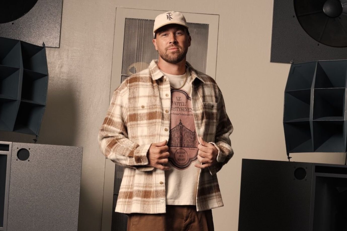 Após Sydney Sweeney, American Eagle lança collab com Travis Kelce, noivo de Taylor Swift