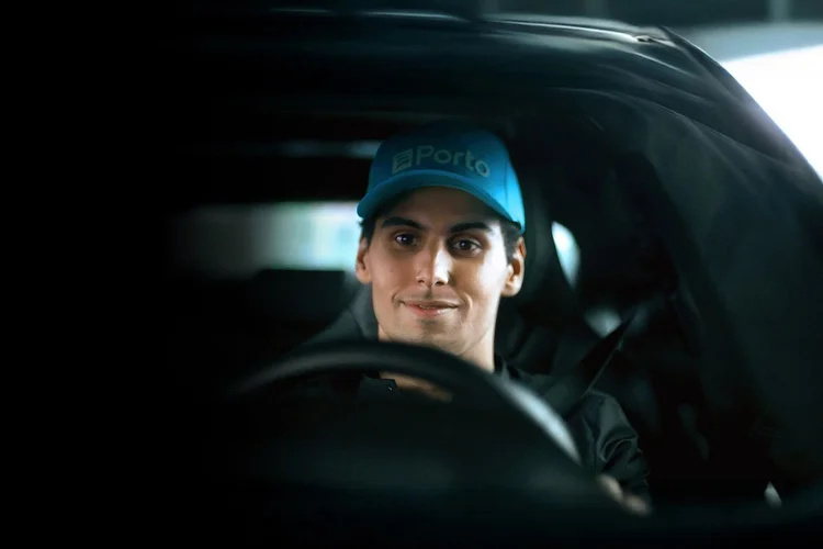 Gabriel Bortoleto em cena da nova campanha da Porto, que mostra o piloto com seu primeiro carro assegurado pela companhia (Divulgação)