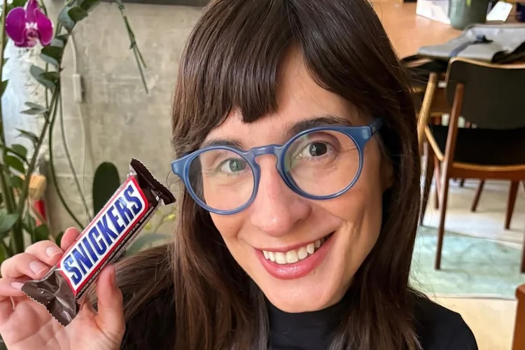 Camila Fremder em publicação para a Snickers: “Viajei, né? Era fome” — ação foi uma das várias que surgiram após a confusão com o nome de um podcast (Divulgação)