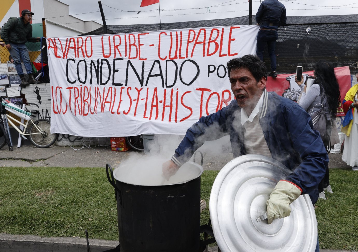 Condenação de Uribe amplia a polarização política na Colômbia e a estende à Justiça