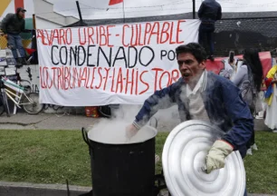 Imagem referente à matéria: Condenação de Uribe amplia a polarização política na Colômbia e a estende à Justiça