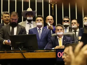 Oposição amplia obstrução e se acorrenta na mesa do Senado para bloquear votações