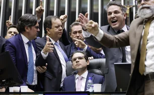 Imagem referente à matéria: Fim da obstrução da oposição tem polícia legislativa, deputado resistindo e Motta cercado
