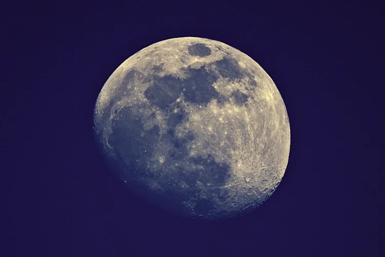 Lua: Nasa planeja instalar reator nuclear para garantir energia contínua em futuras missões espaciais (Dr K Kar/Getty Images)
