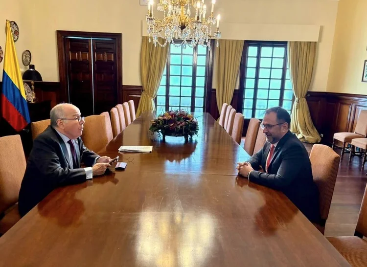 Mauro Vieira e Yván Gil: ministro do Itamaraty e chanceler venezuelano discutiram segurança regional e questões comerciais bilaterais em Bogotá, Colômbia, em 21 de agosto de 2025. (Reprodução/Itamaraty)
