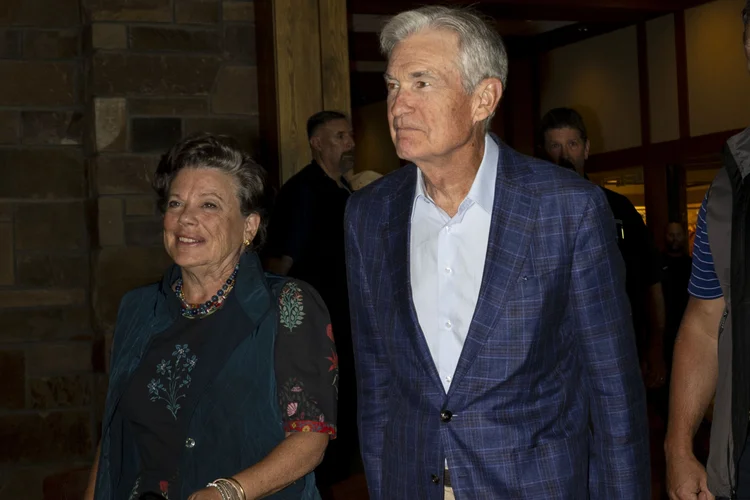 Jerome Powell chega ao simpósio de Jackson Hole ao lado da esposa: discurso do presidente do Fed é o momento mais aguardado pelos investidores (Natalie Behring/Getty Images)