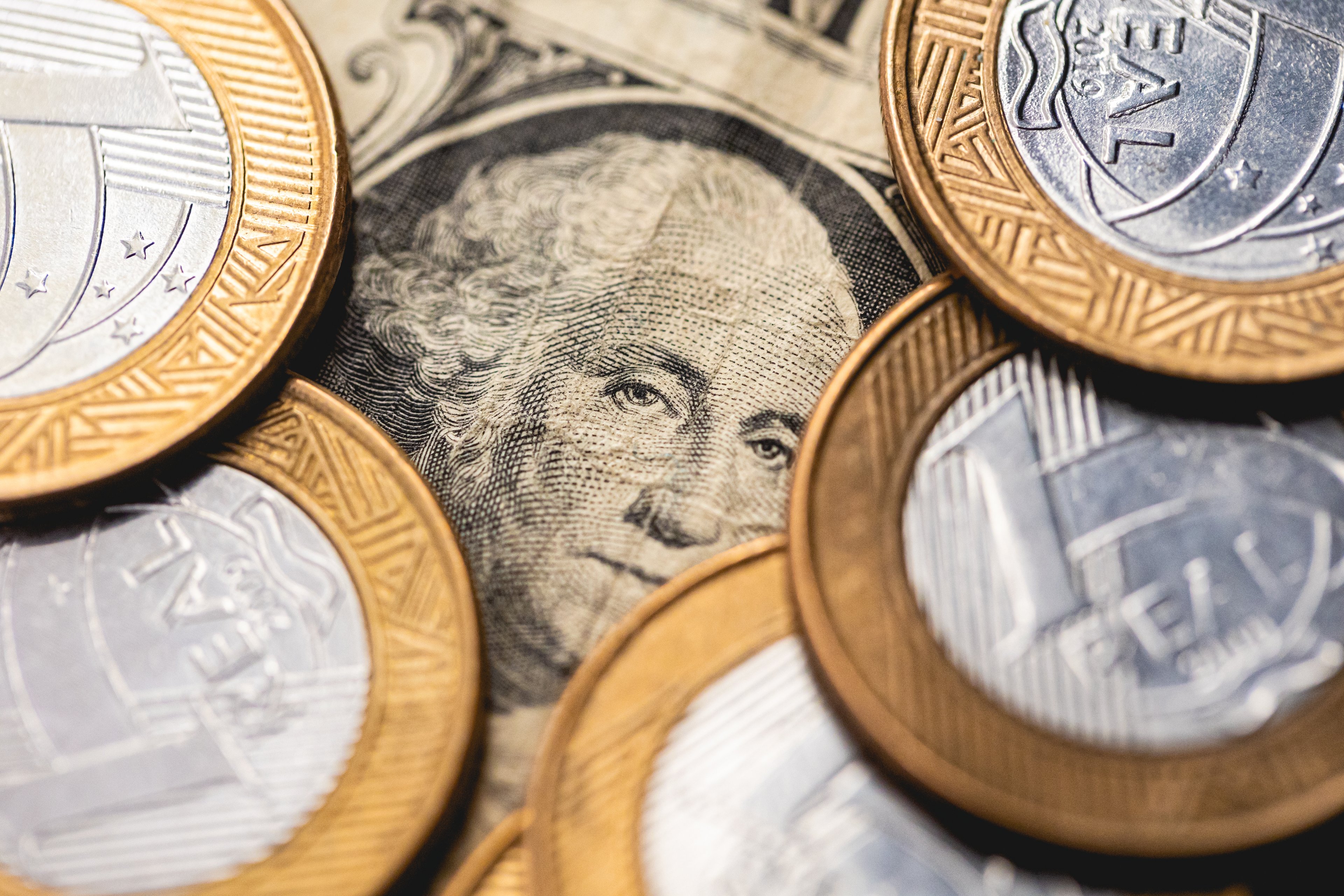 Dólar perde fôlego depois de bater R$ 5,53 e fecha praticamente estável