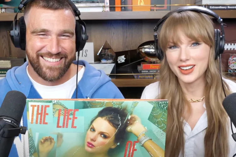 Taylor Swift: cantora mostra capa do novo álbum no podcast New Heights, de Travis e Jason Kelce. (YouTube/Reprodução)