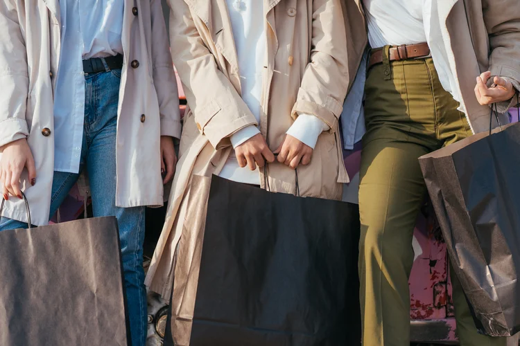 Dia mundial do Second Hand: consumidores estão cada vez mais conscientes do impacto ambiental da indústria da moda, uma das mais poluentes do mundo. (teksomolika/Freepik)