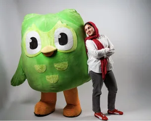 Executiva de 26 anos fez Duolingo 'hitar' no TikTok. Agora, objetivo é escrever um livro