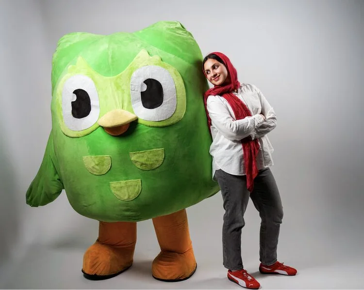Zaria Parvez: executiva deixa o Duolingo após cinco anos à frente das redes sociais (Duolingo/LinkedIn/Zaria Parvez/Reprodução)