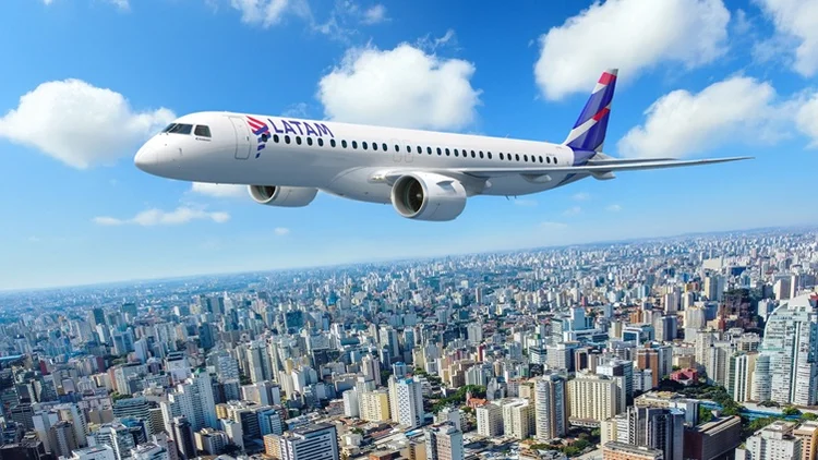 Modelo E195-E2 da Embraer com logomarca da Latam (Divulgação)