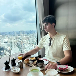 Aos 18 anos, CEO fatura US$ 1,4 milhão por mês com aplicativo de IA criado ainda no colégio