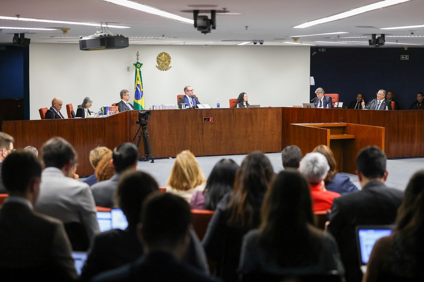 Moraes e Dino votam para condenar Bolsonaro e mais 7 réus: o que aconteceu no 3º dia de julgamento