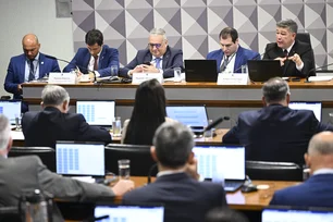 Imagem referente à matéria: CPI do INSS: depoimento de principal investigado é suspenso após briga entre defesa e parlamentar