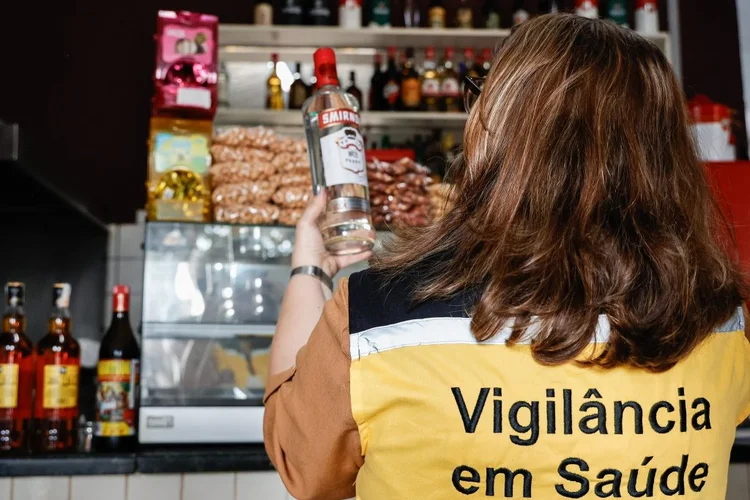 Intoxicação por metanol: Polícia Civil apreende 18 mil itens em operação contra a falsificação de bebidas alcoólicas. (João Valério/Governo de São Paulo)