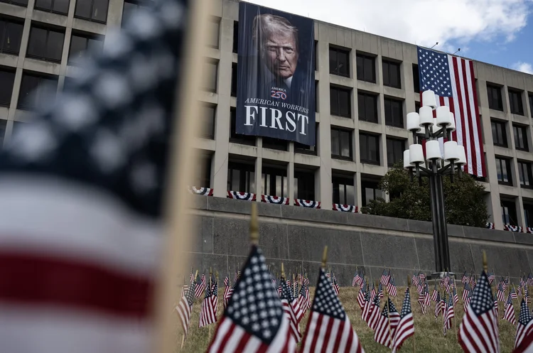 Sede do Departamento do Trabalho, em Washington, com foto do presidente Donald Trump na fachada (Andrew Caballero-Reynolds/AFP)