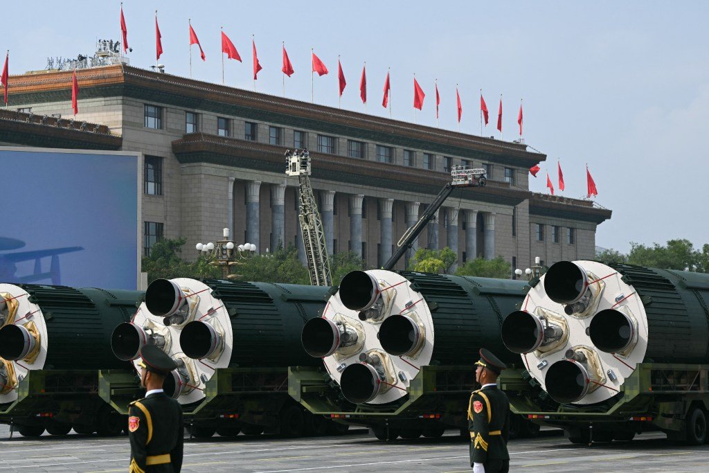 Mísseis balísticos intercontinentais DF-5C são exibidos durante um desfile militar que marca o 80º aniversário da vitória sobre o Japão e o fim da Segunda Guerra Mundial, na Praça Tiananmen, em Pequim, em 3 de setembro de 2025