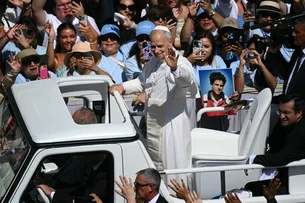 Milhares de fiéis celebram a canonização do primeiro santo millennial no Vaticano