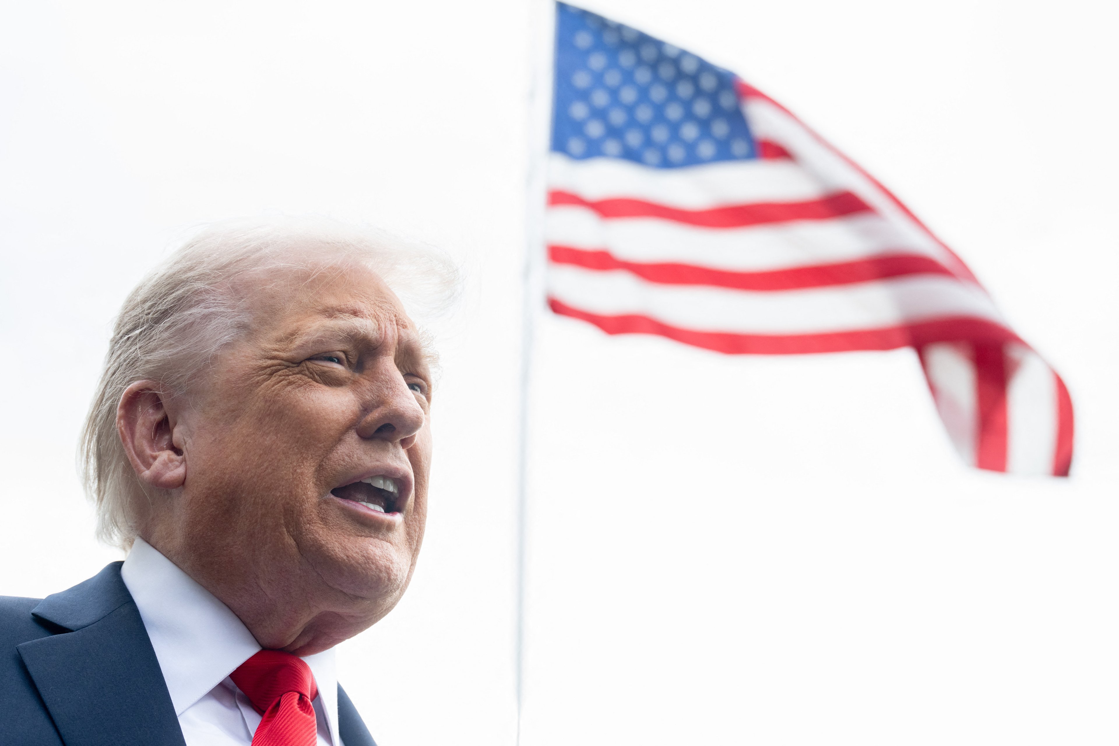 Custo de US$ 100 mil para o visto H-1B nos EUA só se aplica a novos pedidos, esclarece Casa Branca