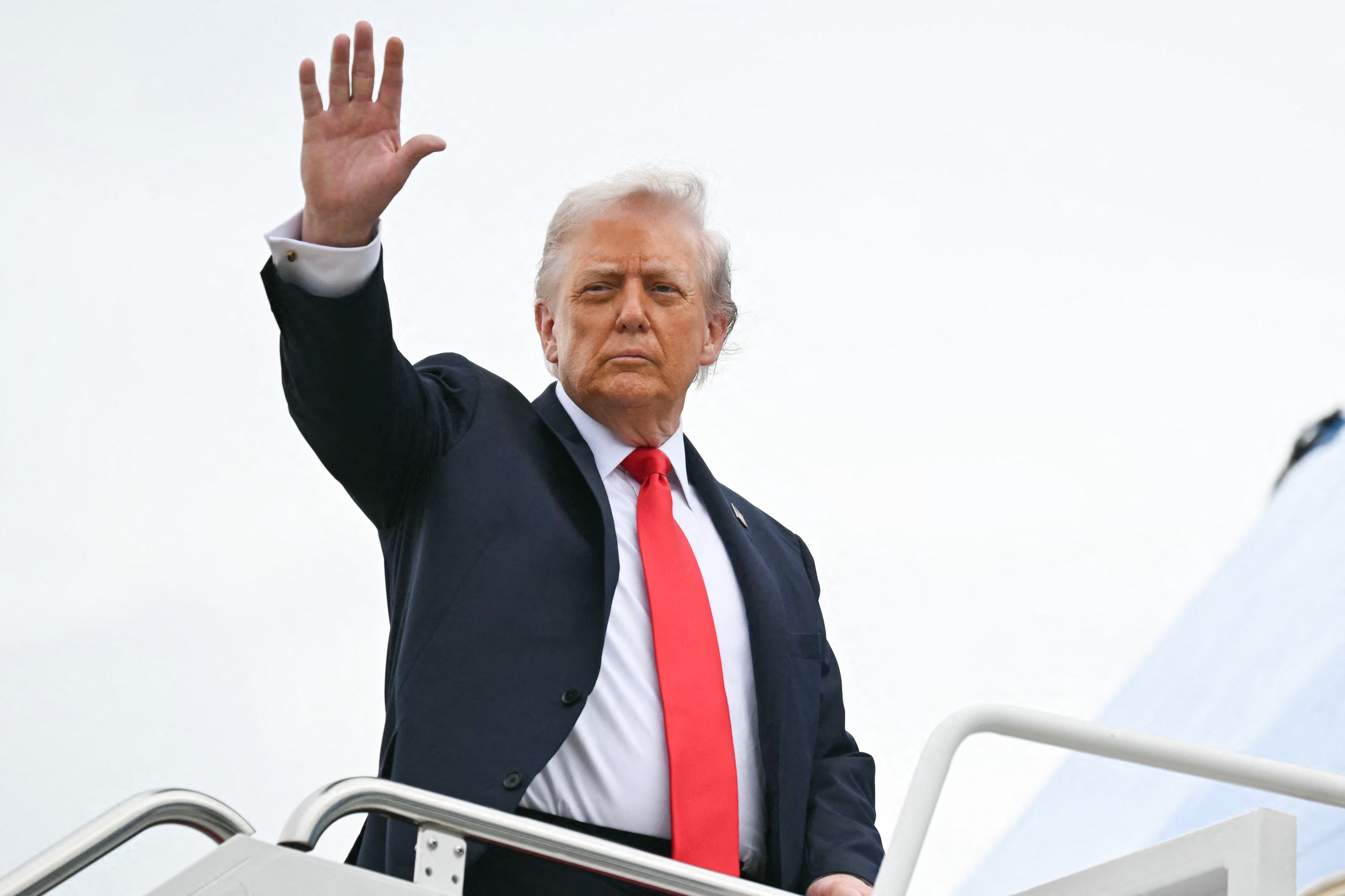 Trump elogia rei Charles III antes de viagem ao Reino Unido para visita de Estado