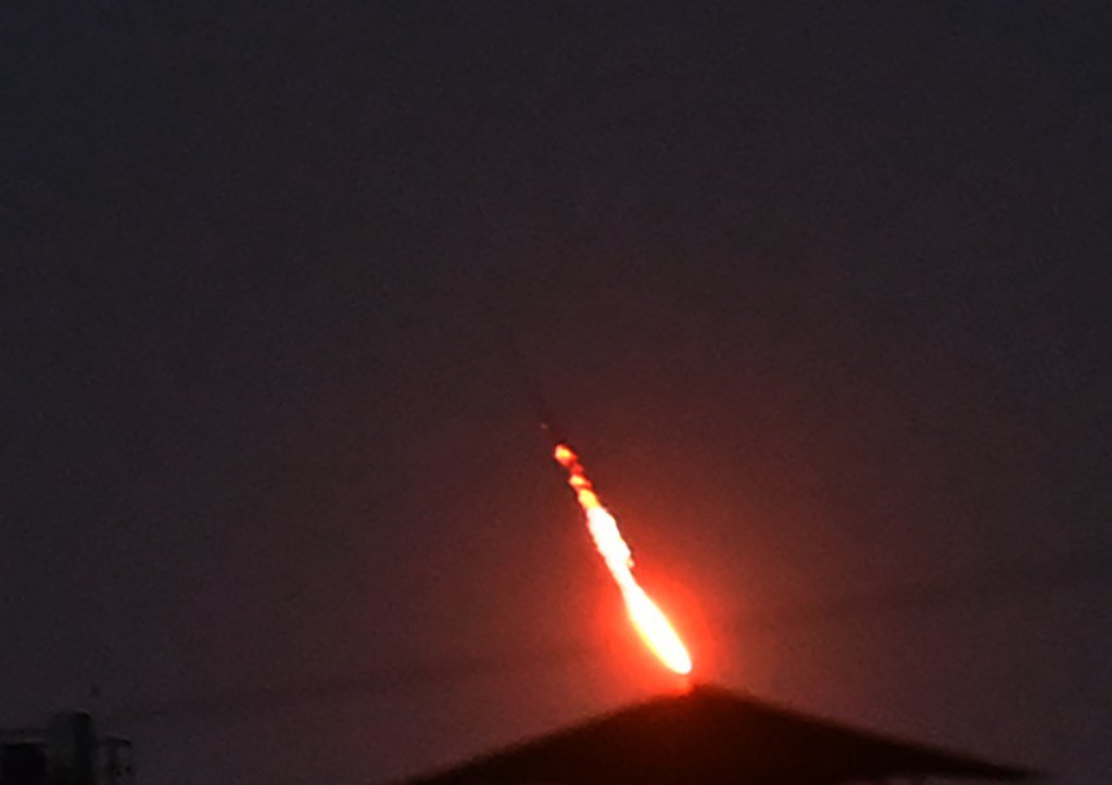 A defesa aérea ucraniana derruba um drone russo sobre Kiev durante um ataque noturno em massa com drones e mísseis contra a Ucrânia em 20 de setembro de 2025, em meio à invasão russa da Ucrânia.