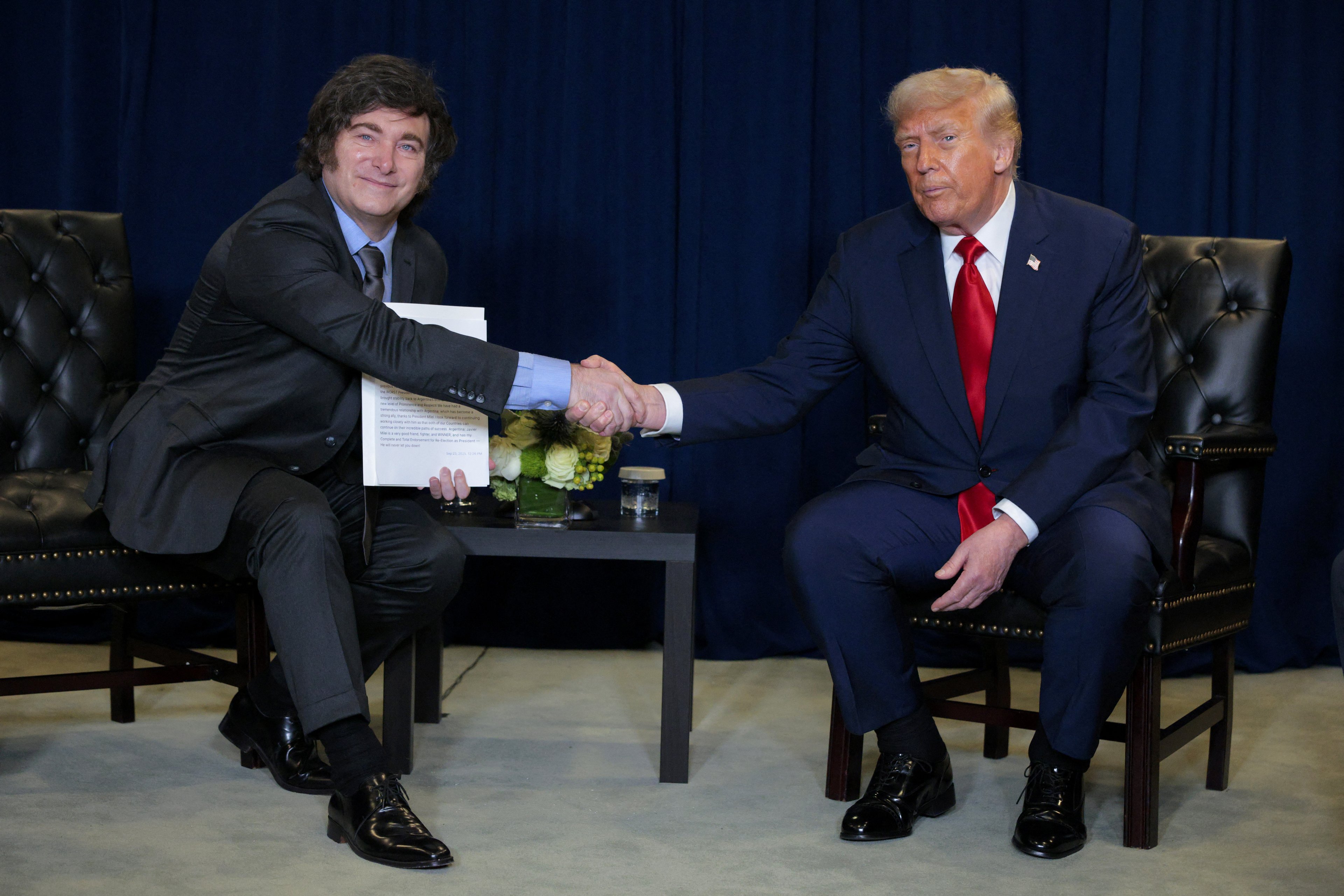 Após conversa de Trump e Milei, EUA negociam US$ 20 bilhões em trocas cambiais para Argentina
