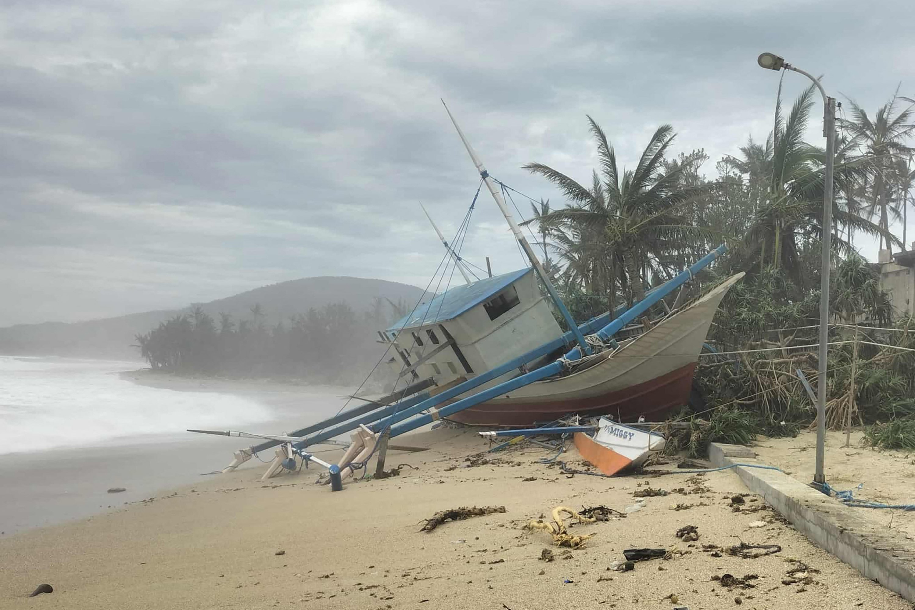 Forte tempestade deixa ao menos três mortos e 400 mil desabrigados nas Filipinas