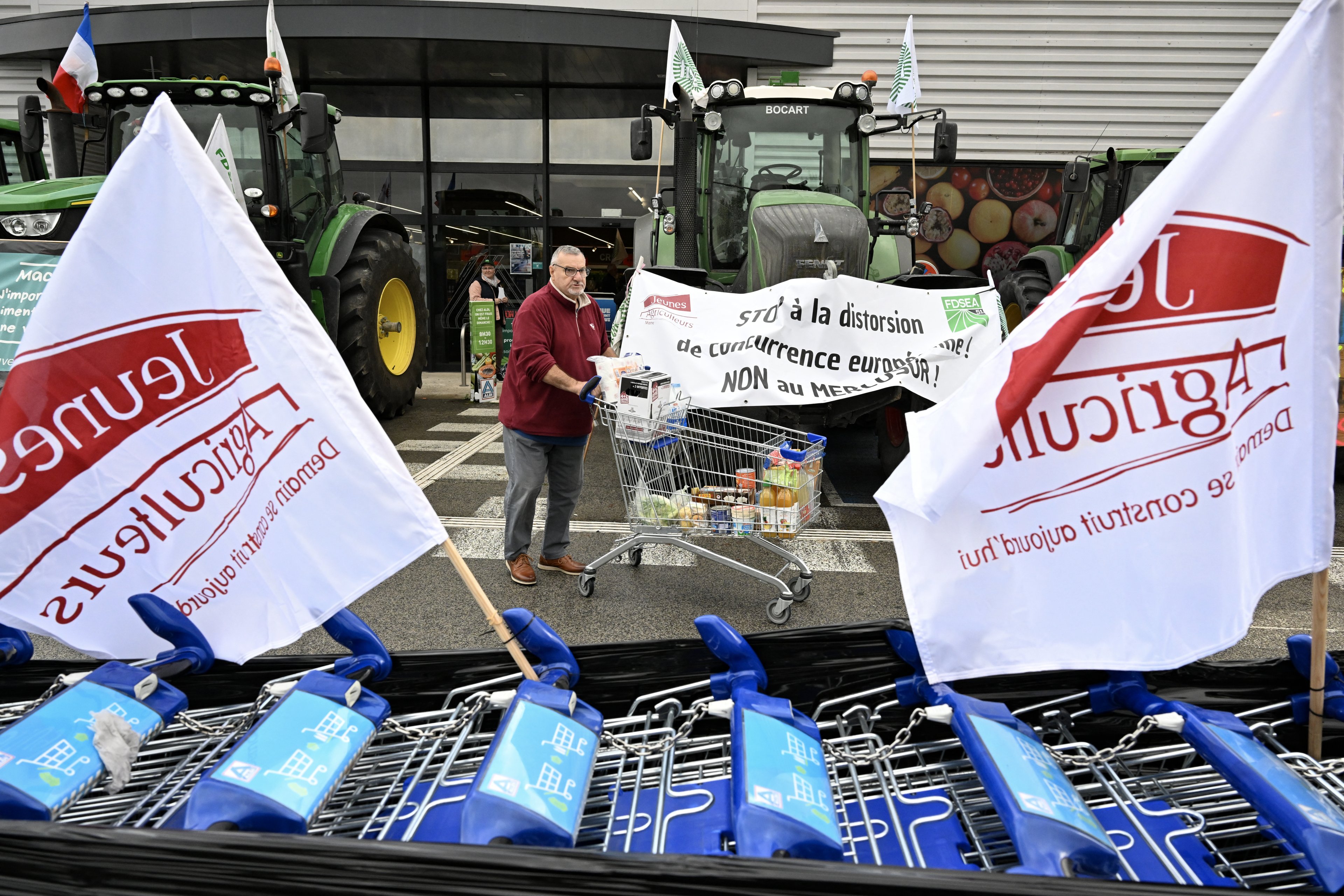Agricultores franceses protestam em Versalhes contra acordo UE-Mercosul