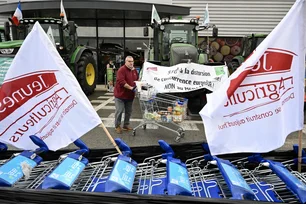 Imagem referente à matéria: Agricultores franceses protestam em Versalhes contra acordo UE-Mercosul