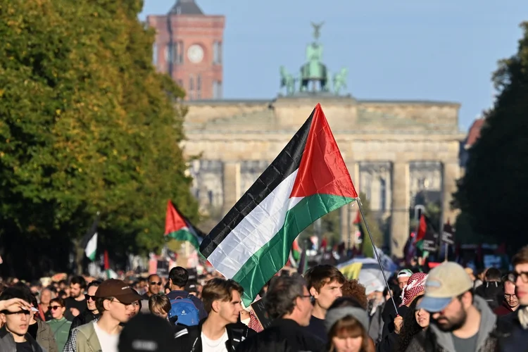 Alemanha: Participantes marcham com bandeiras palestinas durante uma manifestação sob o lema 'Trace a linha vermelha conosco: Juntos por Gaza!' (RALF HIRSCHBERGER/AFP)