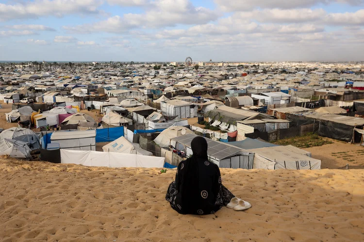 Mulher palestina em campo de desalojados em Khan Yunis, no sul de Gaza (Omar Al-Qattaa/AFP)