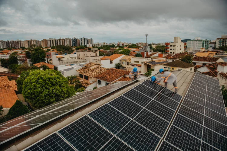 Sistemas solares 'on grid', ligados à rede elétrica pública, pagam uma taxa toda vez que acessam a rede (Brenda Sangi Arruda/Getty Images)