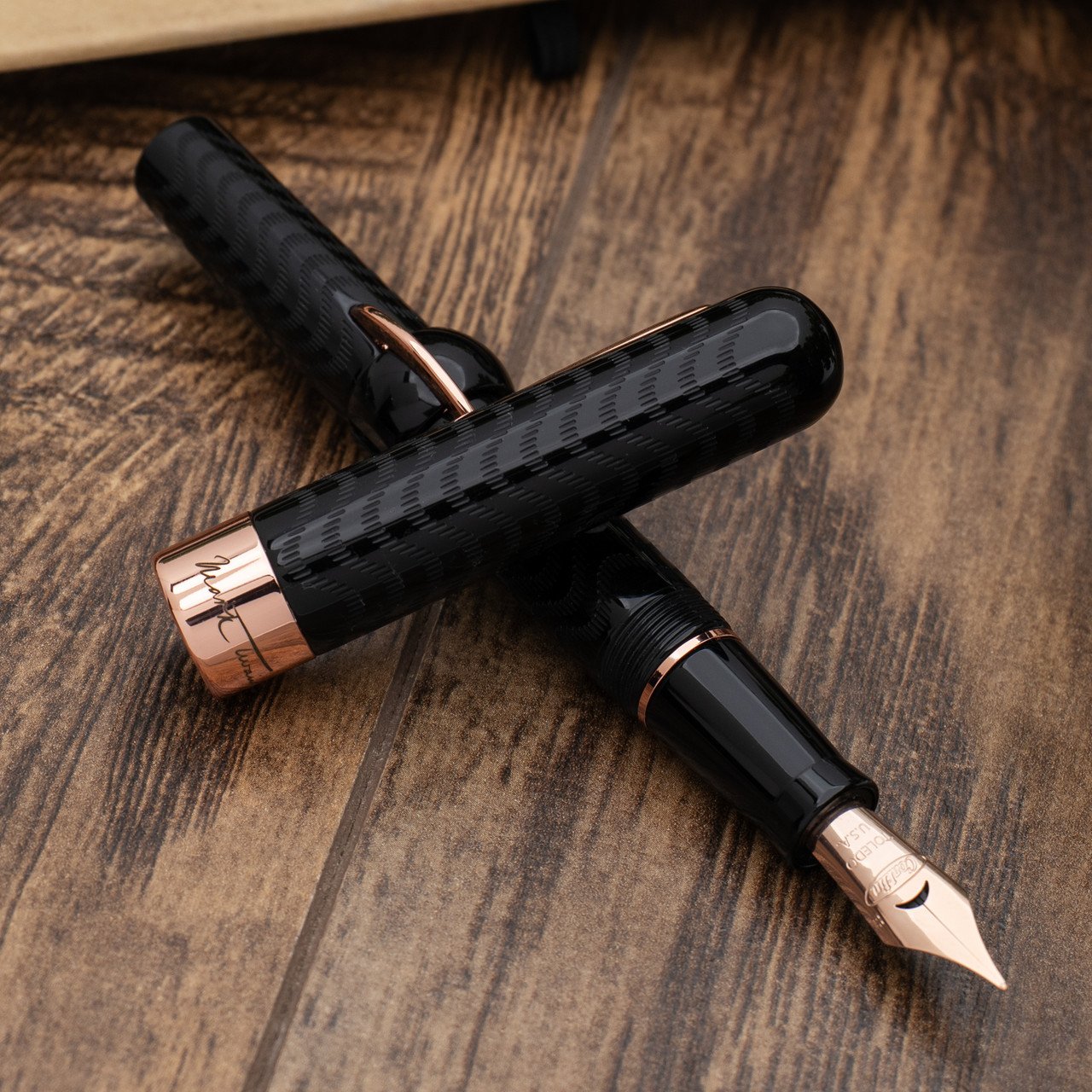 Conklin Crescent Filler, caneta tinteiro usada por Mark Twain, autor de As Aventuras de Huckleberry Finn, que chegou a estrelar campanhas da marca