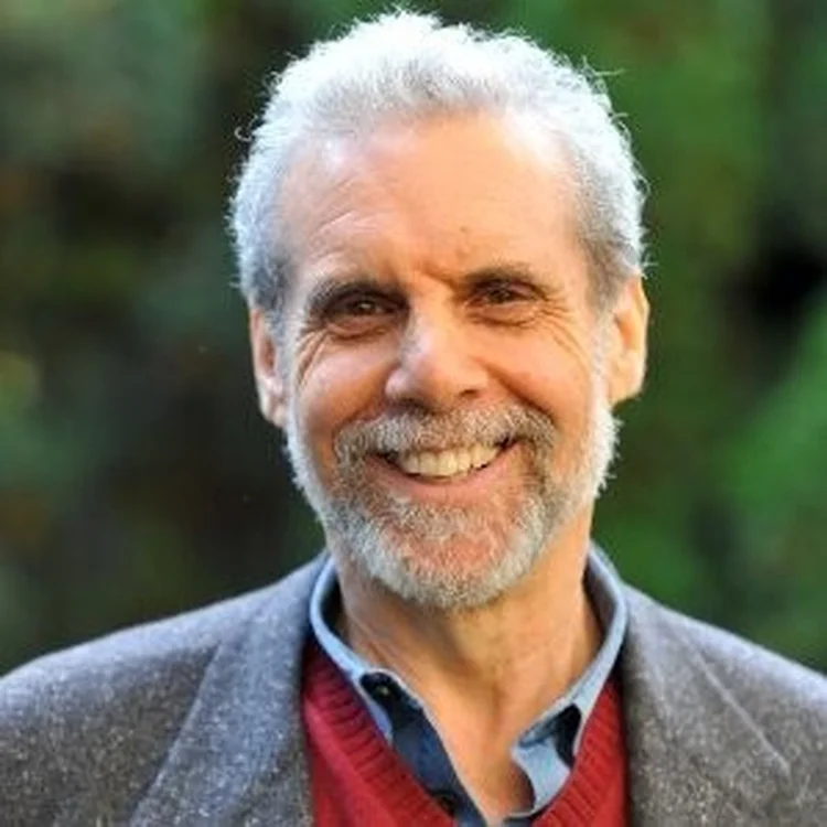 Daniel Goleman, psicólogo e referência mundial em inteligência emocional (Fonte: LinkedIn | Reprodução)