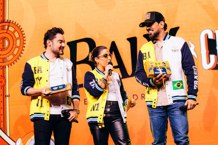 Dayane Titon Cardoso, Diretora Comercial e de Marketing da Baly Brasil, com a dupla Fernando & Sorocaba. (Dani Andrade/Green Fotografia/Divulgação)