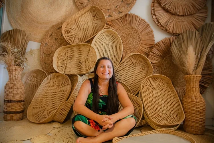 Deise Dória, fundadora da Palha Decor: “Trabalhamos com pessoas que encontraram no artesanato uma forma de renda, visibilidade e empoderamento. As peças carregam uma herança cultural e uma história de resistência”