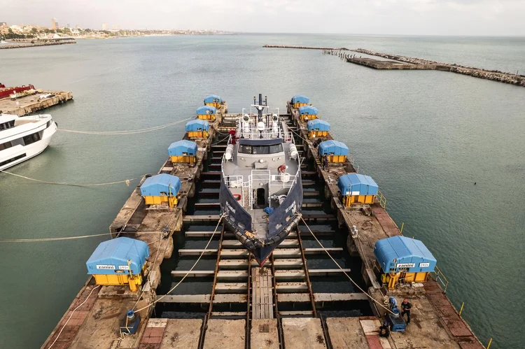 A embarcação Explorer H1, com 36 metros de comprimento, está sendo construída no estaleiro Arpoador, em Guarujá (Divulgação)