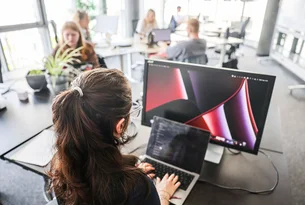IA impulsiona empregos e salários no mundo, aponta relatório da PwC